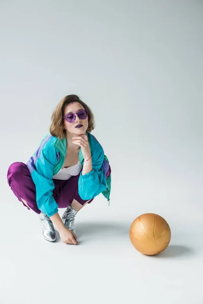 Femme à la mode dans les lunettes de soleil — Photo de stock