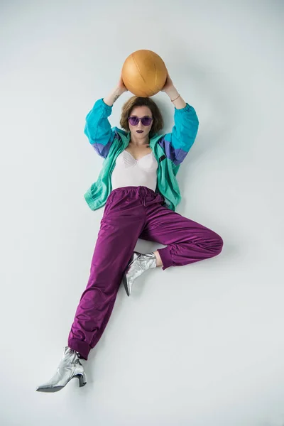 Стильна жінка тримає м'яч — стокове фото