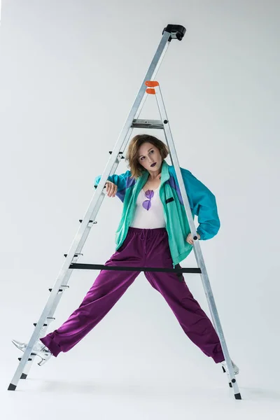 Женщина в винтажном костюме с лестницей — стоковое фото