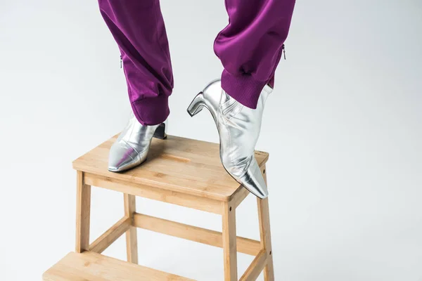 Mujer en botas de color plata - foto de stock