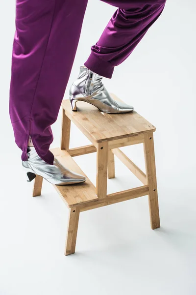 Mujer en botas de color plata - foto de stock