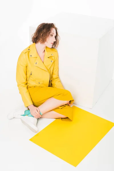 Junges Mädchen ganz in Gelb gekleidet — Stockfoto