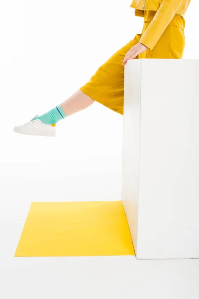 Chica vestida de amarillo con calcetines turquesa - foto de stock