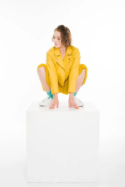 Jeune fille habillée en tout jaune — Photo de stock