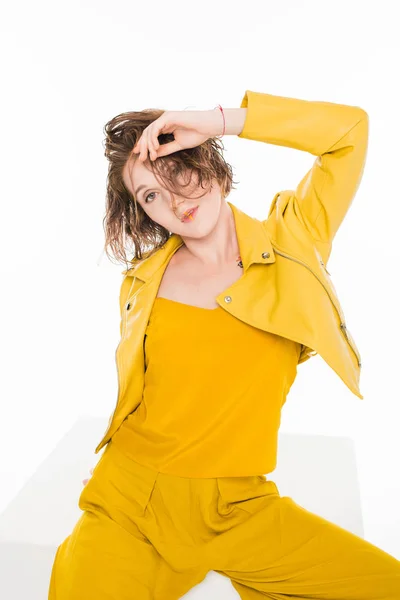 Jovem vestida de amarelo — Fotografia de Stock