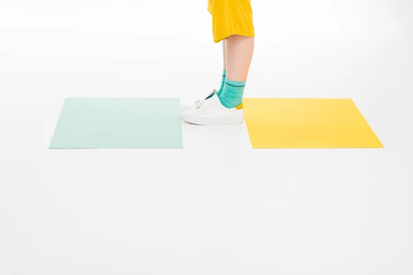 Mädchen in gelb mit türkisfarbenen Socken — Stockfoto