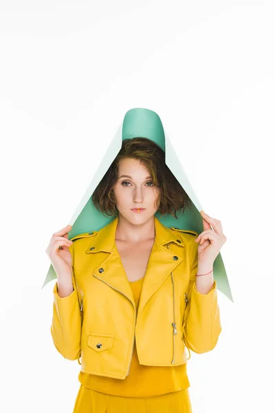Menina em jaqueta de couro amarelo — Fotografia de Stock
