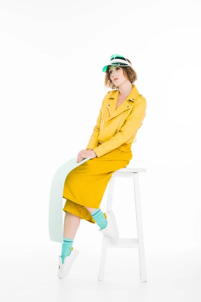 Stilvolles Mädchen in gelben Kleidern — Stockfoto