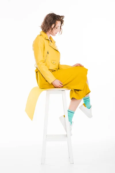 Стильная девушка в желтой одежде — стоковое фото