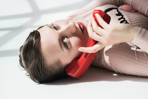 Ragazza alla moda con telefono vintage — Foto stock