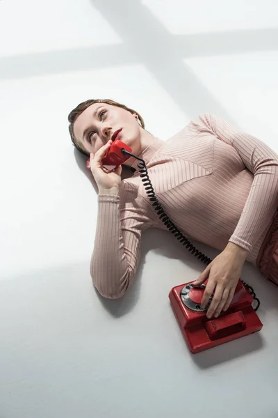 Ragazza con telefono rotativo vintage — Foto stock