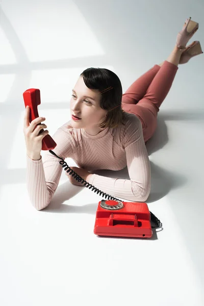 Menina com telefone rotativo vintage — Fotografia de Stock