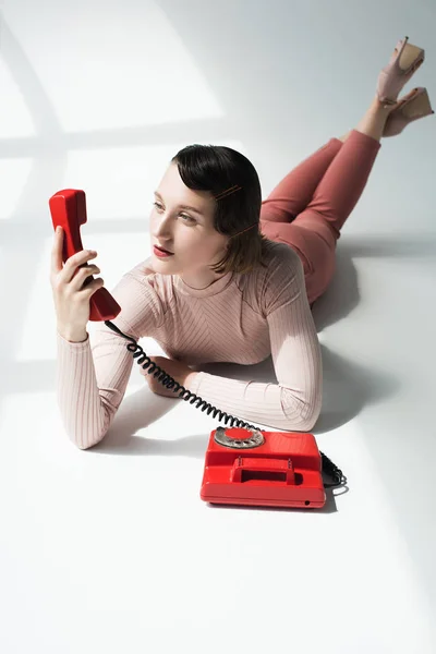 Ragazza con telefono rotativo vintage — Foto stock