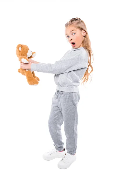 Niño sorprendido con oso de peluche - foto de stock