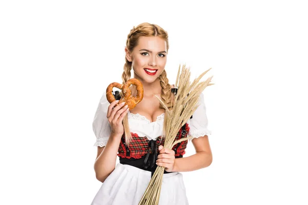 Ragazza con pretzel e spighe di grano — Foto stock