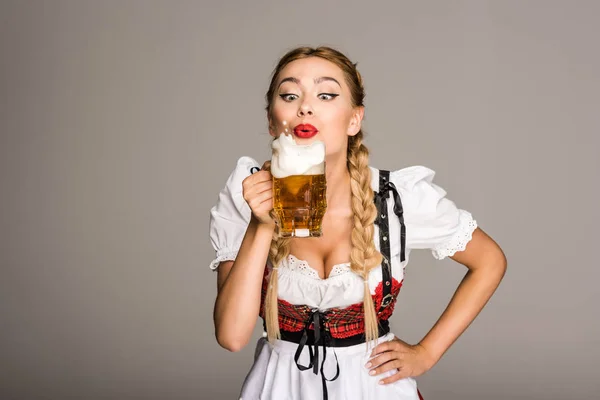 Attraente ragazza con birra — Foto stock