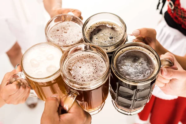 Tintineo con vasos de cerveza - foto de stock