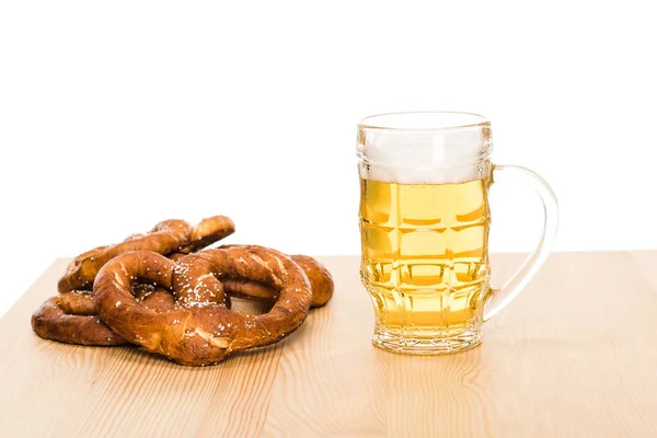 Pretzels y vaso de cerveza - foto de stock