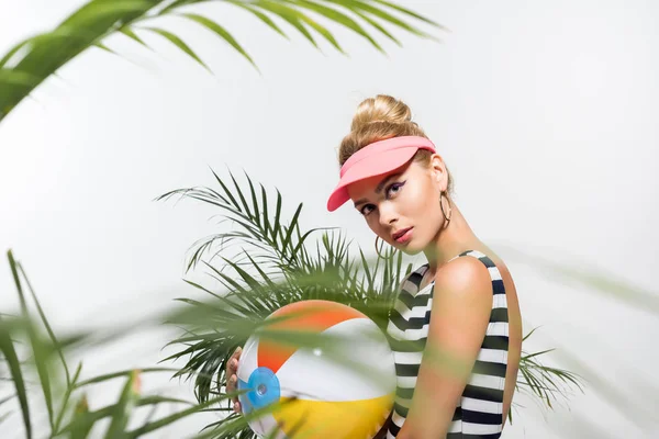 Bela mulher em boné com bola de praia — Fotografia de Stock