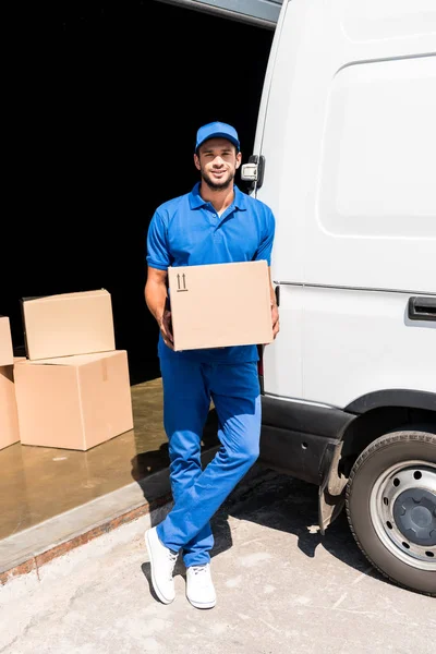 Homem de entrega com caixa — Fotografia de Stock