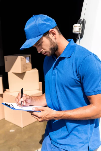 Entrega hombre con documentos - foto de stock