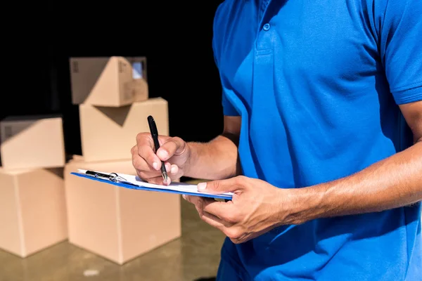 Entrega hombre con documentos - foto de stock