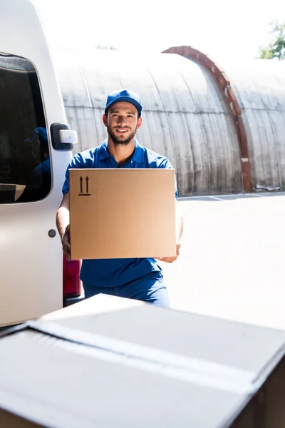 Homem de entrega com caixa — Fotografia de Stock