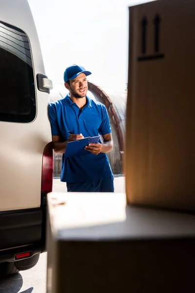 Homem de entrega com área de transferência — Fotografia de Stock
