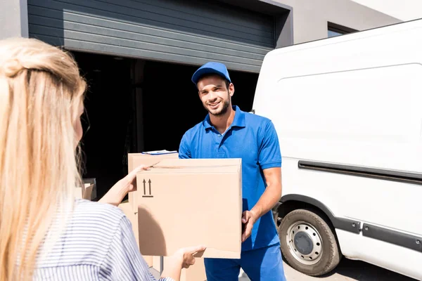 Courier giving package to woman — Stock Photo