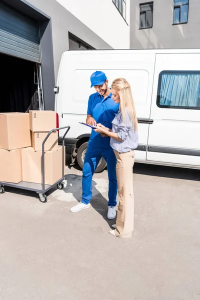 Frau unterschreibt Geburtsurkunde — Stockfoto