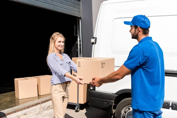 Courier giving package to woman — Stock Photo