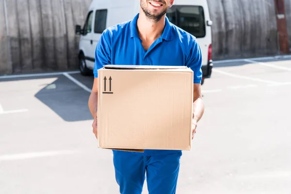 Repartidor con caja de cartón - foto de stock