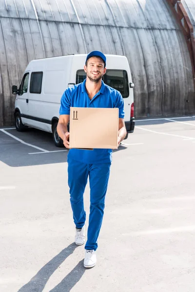 Repartidor con caja de cartón - foto de stock