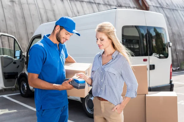 Woman paying for delivery with card — Stock Photo