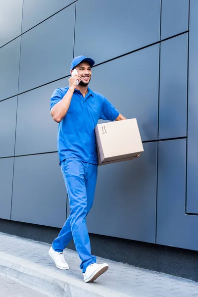 Delivery man talking by phone — Stock Photo