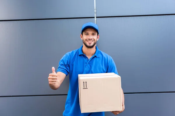 Delivery man showing thumb up — Stock Photo