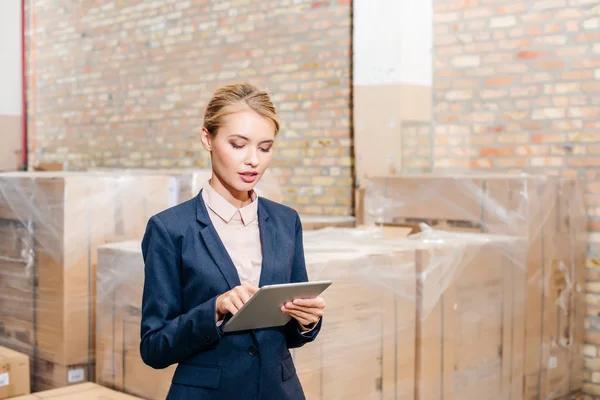 Belle femme d'affaires avec tablette — Photo de stock