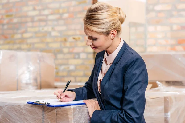 Femme d'affaires document de signature — Photo de stock