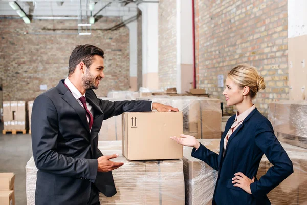 Geschäftspartner im Gespräch im Lager — Stockfoto