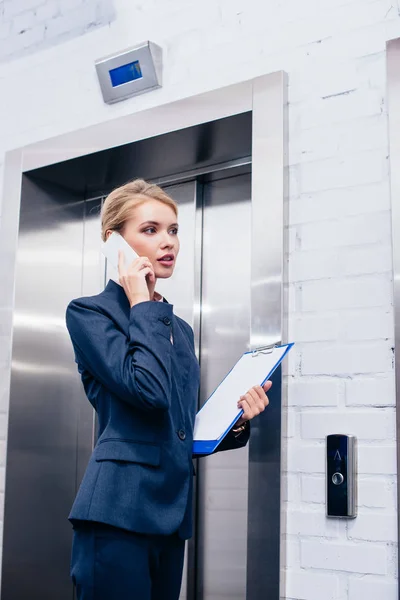 Donna d'affari che parla per telefono — Foto stock