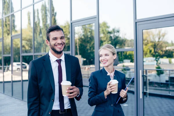 Empresarios caminando con café - foto de stock