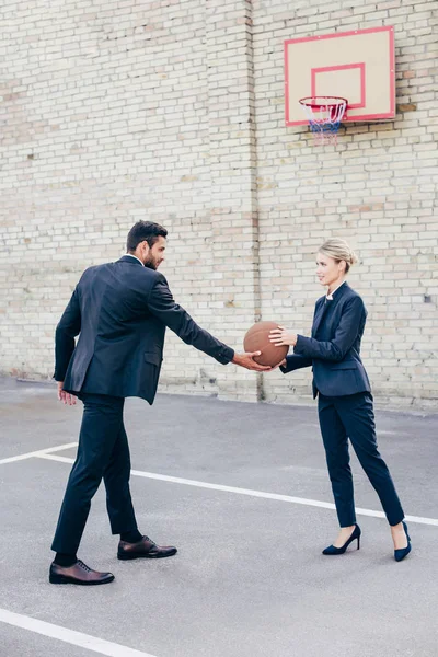 Бізнес-колеги з баскетбольним м'ячем — стокове фото