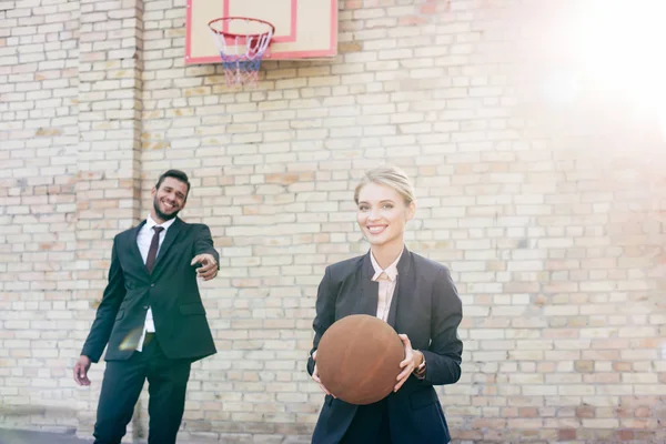 Colegas de negocios con pelota de baloncesto - foto de stock