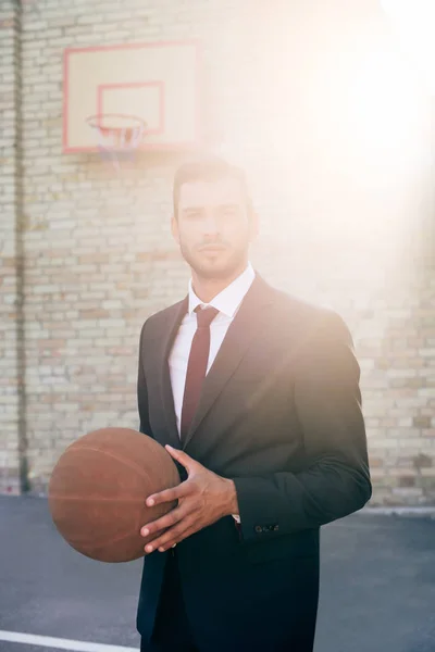 Hombre de negocios con pelota de baloncesto - foto de stock