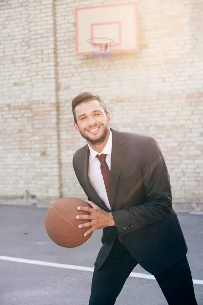 Hombre de negocios con pelota de baloncesto - foto de stock