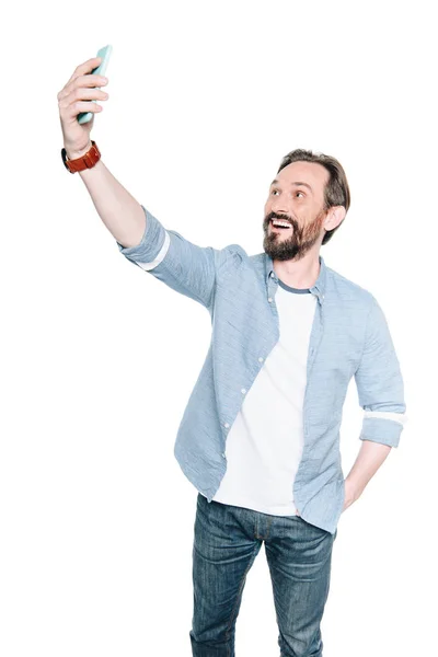 Hombre tomando selfie con smartphone - foto de stock