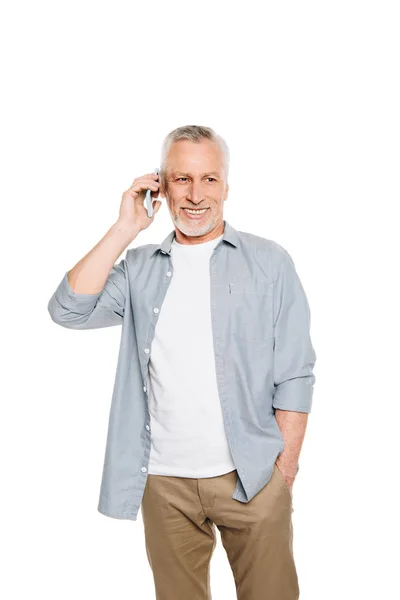 Uomo anziano sorridente con smartphone — Foto stock