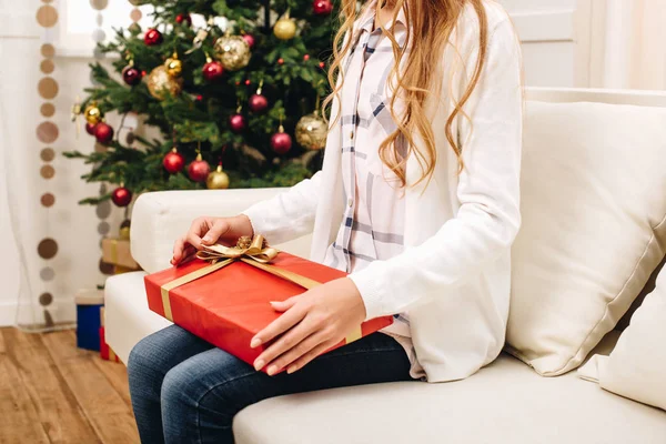 Adolescente con regalo de Navidad - foto de stock