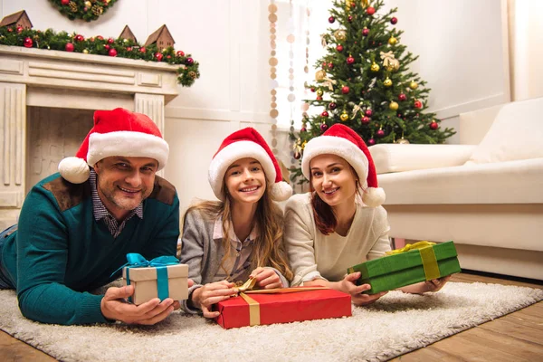 Familia con regalos de Navidad - foto de stock