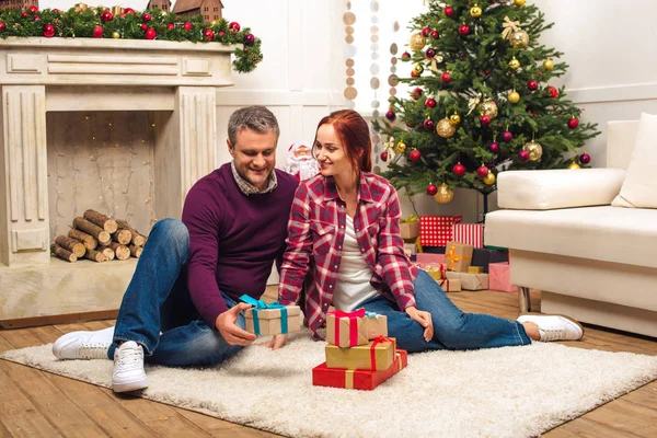 Couple avec cadeaux de Noël — Photo de stock